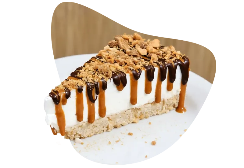 Una fetta di cheesecake con i burri di frutta secca della pasticceria Lis